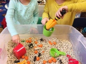 Exploring Measuring Tools with a Fun Black-Eye Pea Sensory Bin! Fun hands-on activity for learning measuring in preschool, kindergarten, and early childhood. #sensorybin #preschoolmath #kindergartenmath