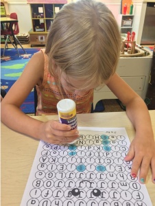 Mystery Letter Pictures Alphabet Activity. Fun no prep activity for learning letter recognition, letter identification, letter sounds and fine motor skills! Great for preschool, kindergarten, RTI and early childhood. #alphabetactivity #letteractivity #literacycenter #funearlylearning