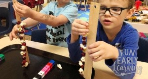 Popcorn and Cranberry Stringing Measurement Activity for Preschool and Kindergarten. Fun math activity for learning measurement, counting, and fine motor skills! #mathcenter #measurement #funearlylearning