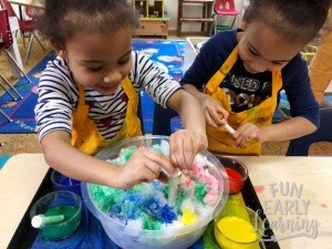 Watercolor Snow Painting! Fun and easy art project and sensory bin for kids. Learn how easy it is to make this kids craft! Great activity for preschool and kindergarten. #kidscraft #sensorybin #funearlylearning