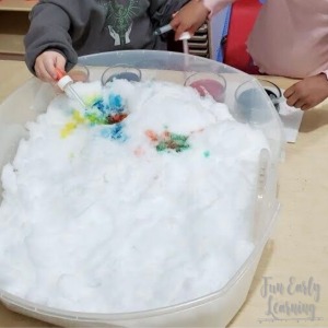 Fun preschool winter science activities. Winter snow activities and crafts for learning color mixing in preschool and fine motor skills.